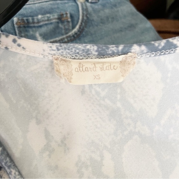 Altar’d State Top Women's Size XS Blue Snakeskin Print V-Neck Ruffle Hi-Low Hem - Picture 5 of 5
